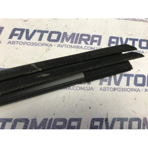 Уплотнитель двери передней правой внутренний Peugeot 308 2013-2021 9677881580